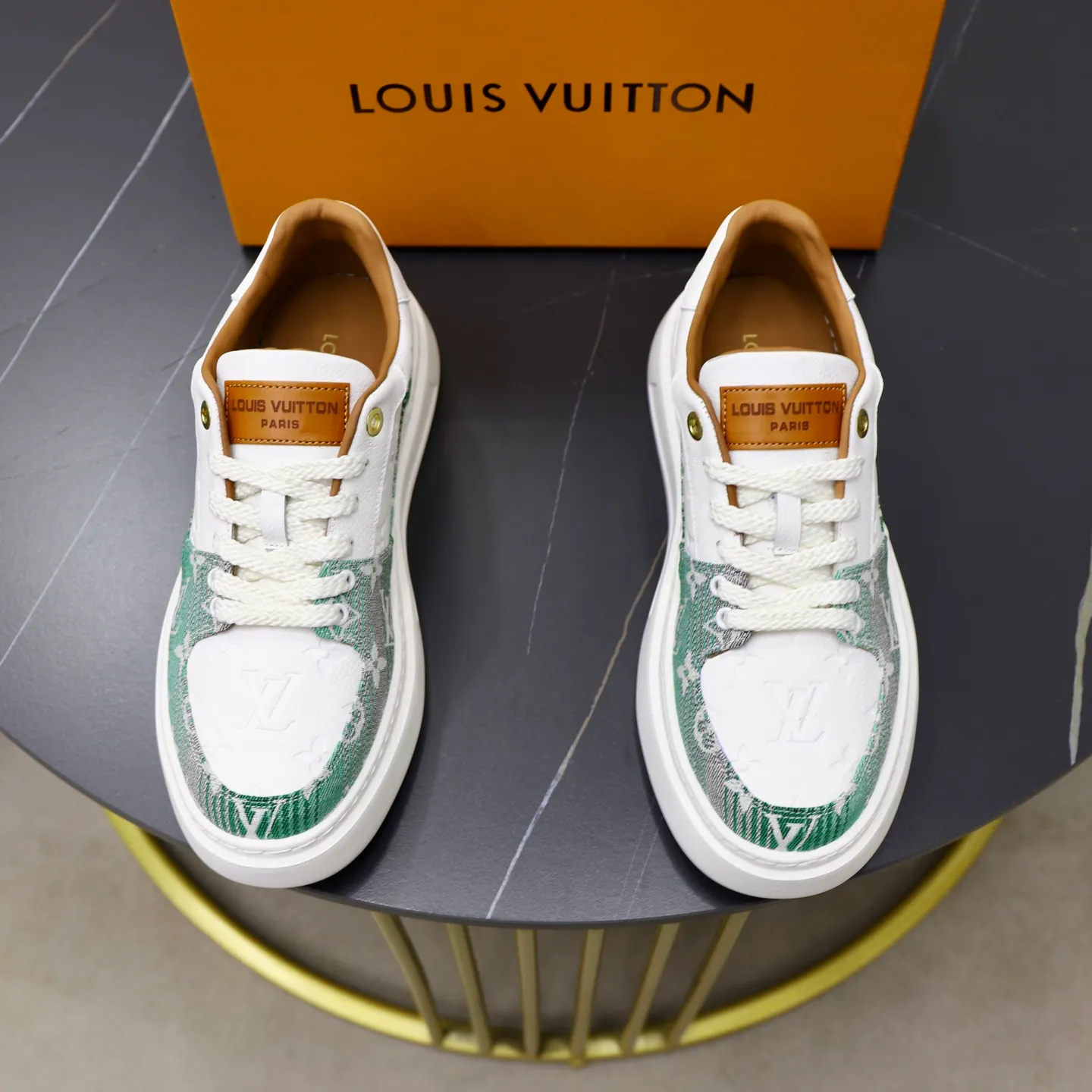 Ex-factory price: 480💰🙅‍♂️🙅‍♂️🙅‍♂️ Brand: LV Louis Vuitton Standard code: 38-44 (45 customized) Grade: Same as the official website Material: Original fabric Comfortable cowhide lining Increased lightness, wear-resistant and soft outsole Style category: Men's fashionable casual shoes Running sneakers Distinguished luxury brand elements Top luxury Color: actual picture color